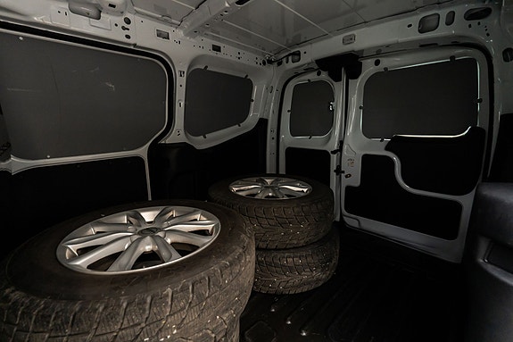 Ford Transit Courier 23 of 26
