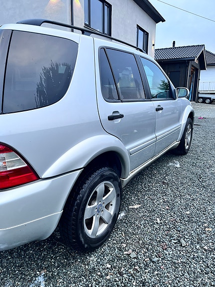 Mercedes-Benz ML270 4 of 21