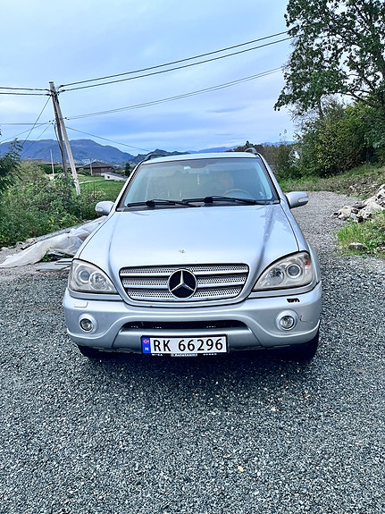 Mercedes-Benz ML270 2 of 21