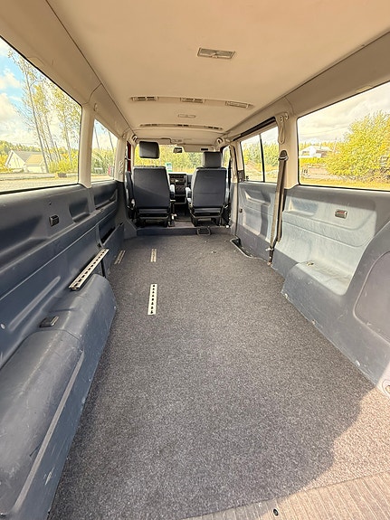 Volkswagen Caravelle 18 of 28