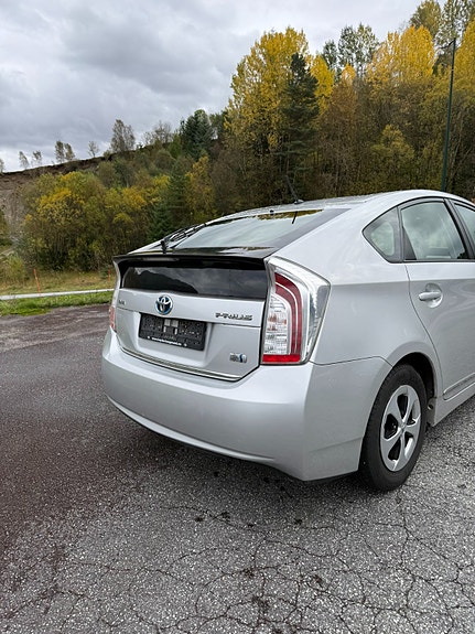 Toyota Prius 4 of 13