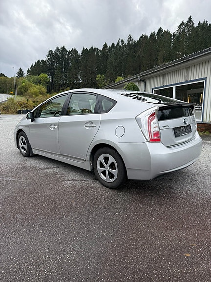 Toyota Prius 5 of 13