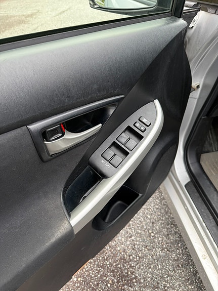 Toyota Prius 9 of 13