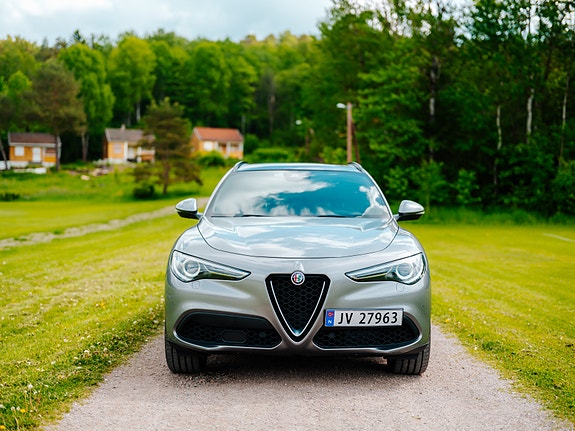 Alfa Romeo Stelvio 2 of 23