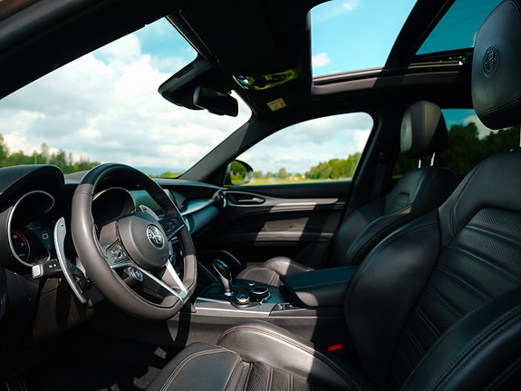 Alfa Romeo Stelvio 17 of 23