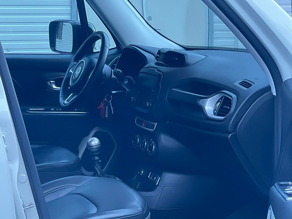 Jeep Renegade 14 of 30