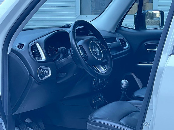 Jeep Renegade 13 of 30