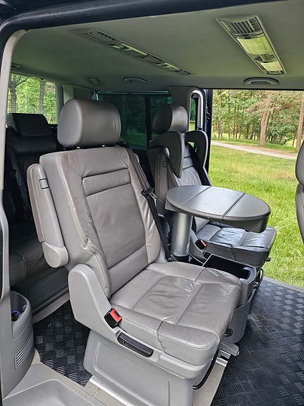 Volkswagen Multivan 9 of 30