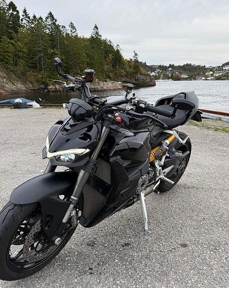 Ducati Streetfighter V2 2 of 7