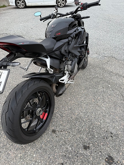 Ducati Streetfighter V2 5 of 7