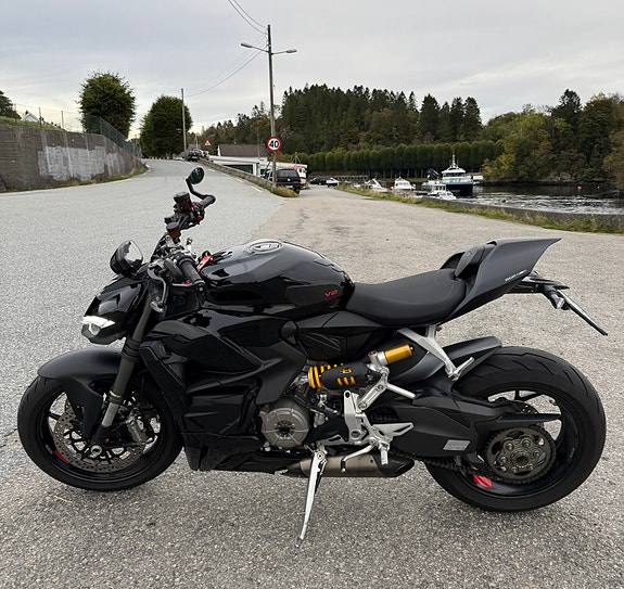 Ducati Streetfighter V2 4 of 7