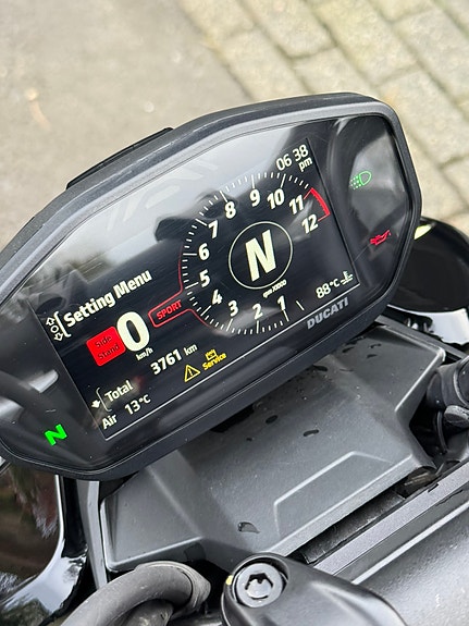 Ducati Streetfighter V2 7 of 7