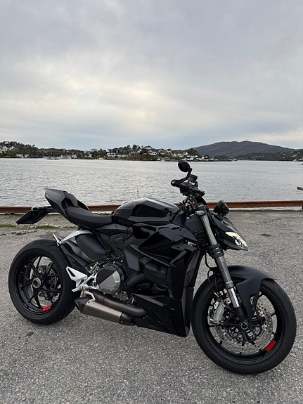 Ducati Streetfighter V2 3 of 7