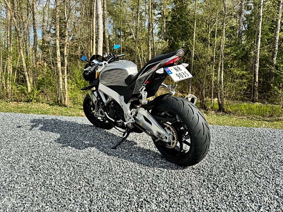 Aprilia Tuono V4 1100 Factory 12 of 19