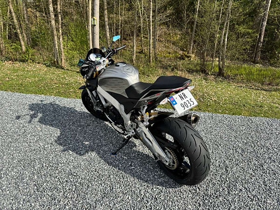 Aprilia Tuono V4 1100 Factory 11 of 19