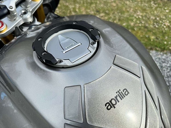 Aprilia Tuono V4 1100 Factory 14 of 19