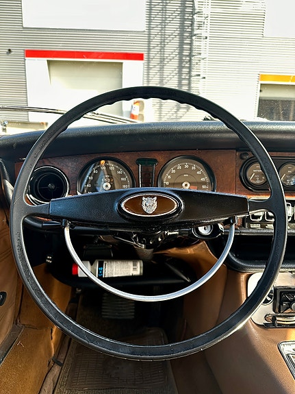 Jaguar XJ6 11 of 30