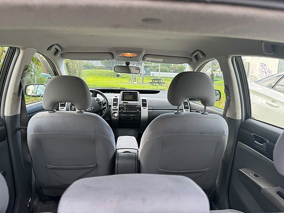 Toyota Prius 5 of 6