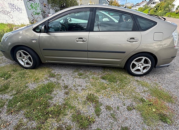 Toyota Prius 2 of 6