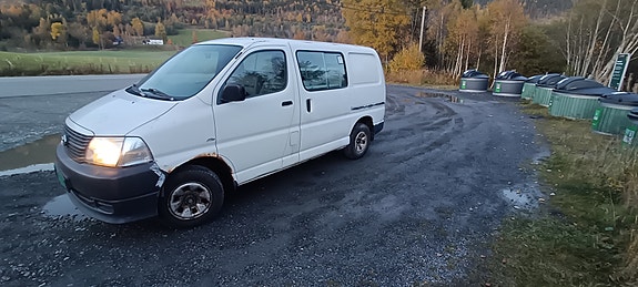 Toyota HiAce 2 of 17