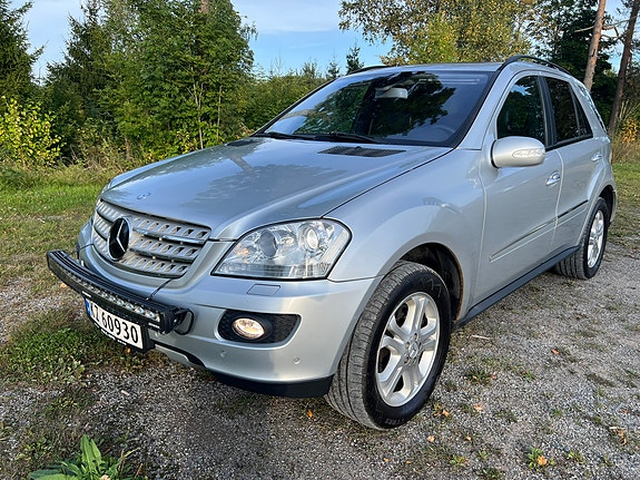 Mercedes-Benz ML420 2 of 30