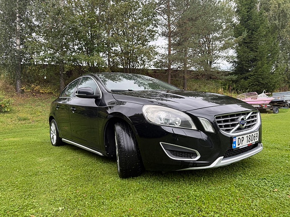 Volvo S60 2 of 12
