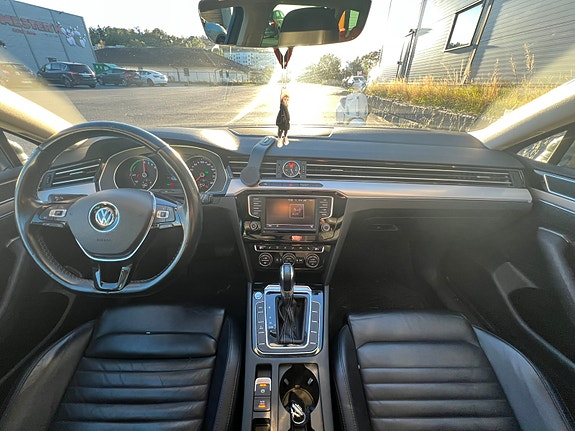 Volkswagen Passat 11 of 30