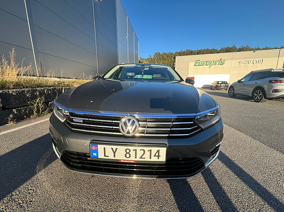 Volkswagen Passat 2 of 30