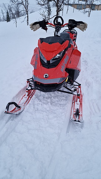 Ski-doo Summit 850 E-Tec 3 of 5