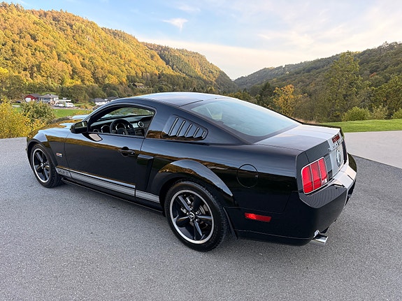 Ford Mustang 8 of 30