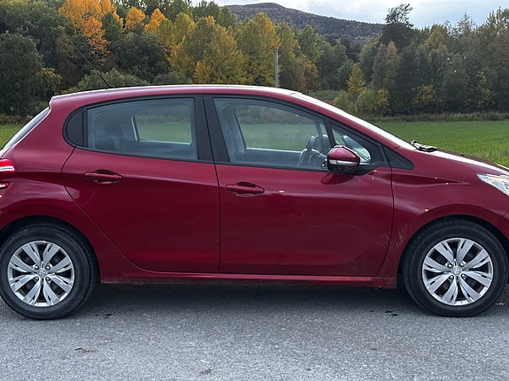 Peugeot 208 3 of 8
