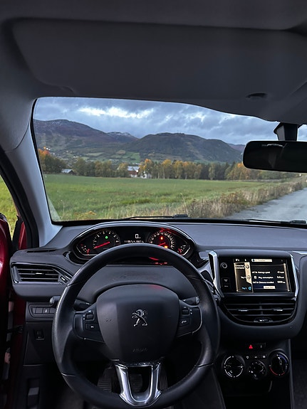 Peugeot 208 7 of 8