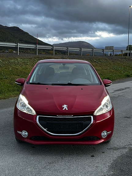 Peugeot 208 2 of 8