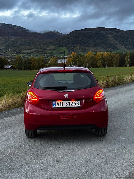 Peugeot 208 4 of 8