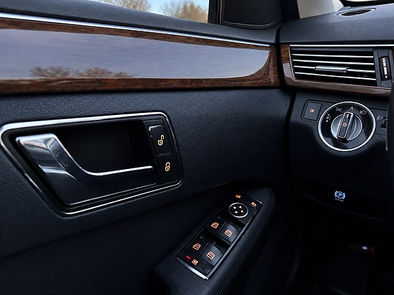 Mercedes-Benz E200 d 13 of 16