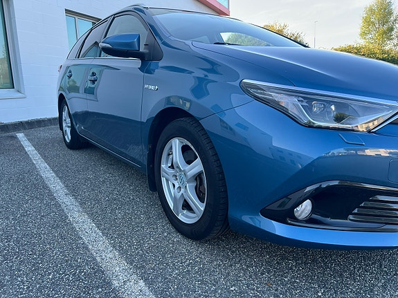 Toyota Auris 2 of 18
