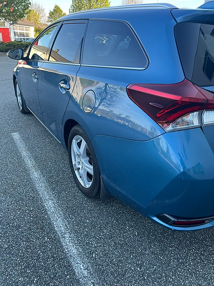 Toyota Auris 7 of 18