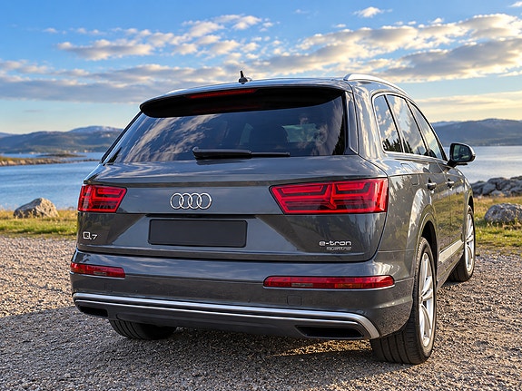 Audi Q7 2 of 14