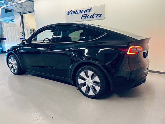 Tesla Model Y 4 of 26