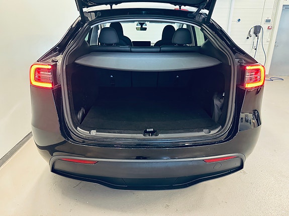Tesla Model Y 24 of 26