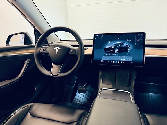 Tesla Model Y 11 of 26