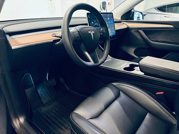 Tesla Model Y 12 of 26