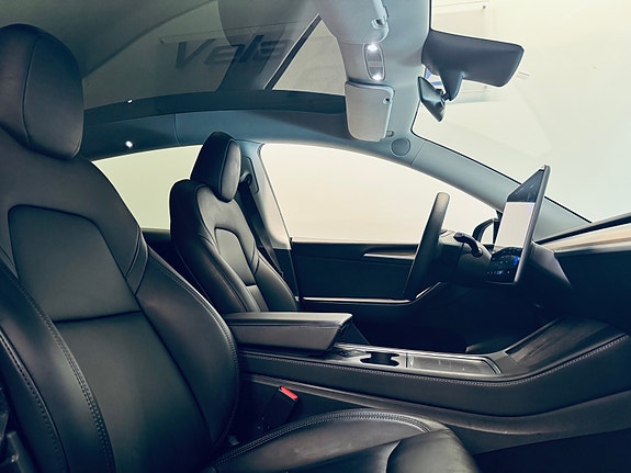 Tesla Model Y 9 of 26