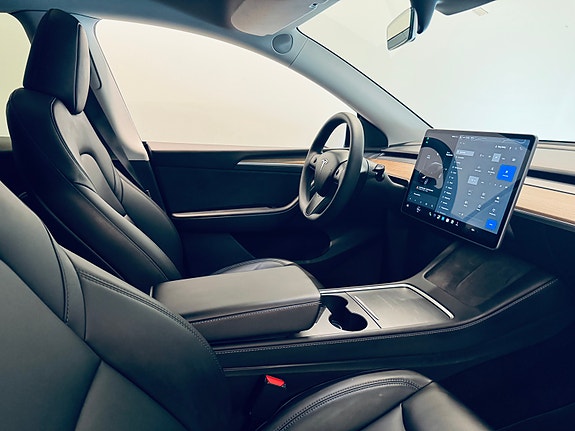 Tesla Model Y 10 of 26