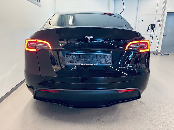 Tesla Model Y 8 of 26