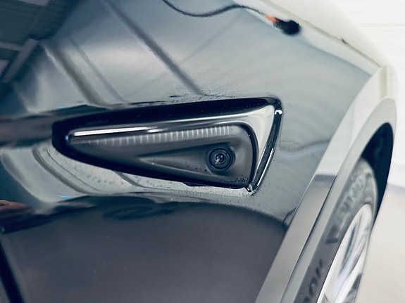 Tesla Model Y 22 of 26