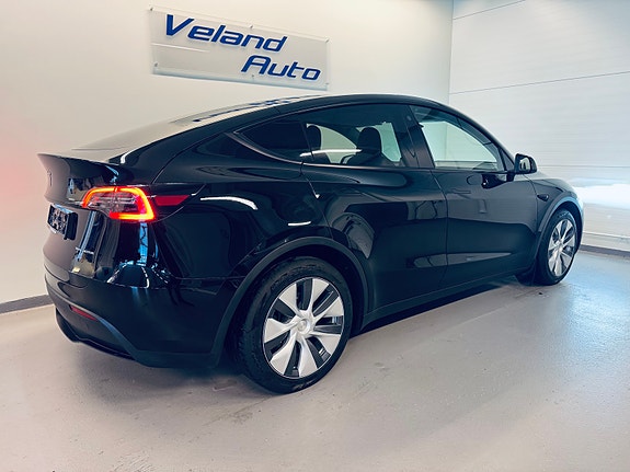 Tesla Model Y 7 of 26