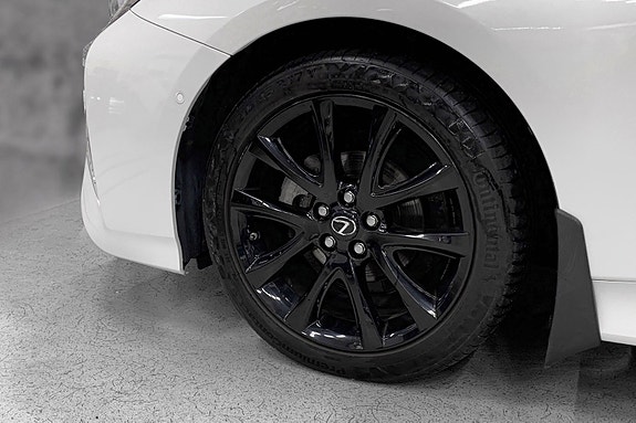 Toyota Prius 8 of 13