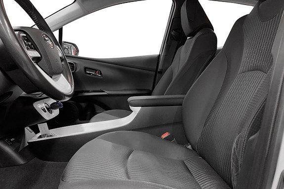 Toyota Prius 9 of 13