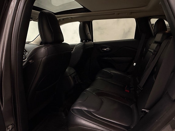 Jeep Cherokee 24 of 30